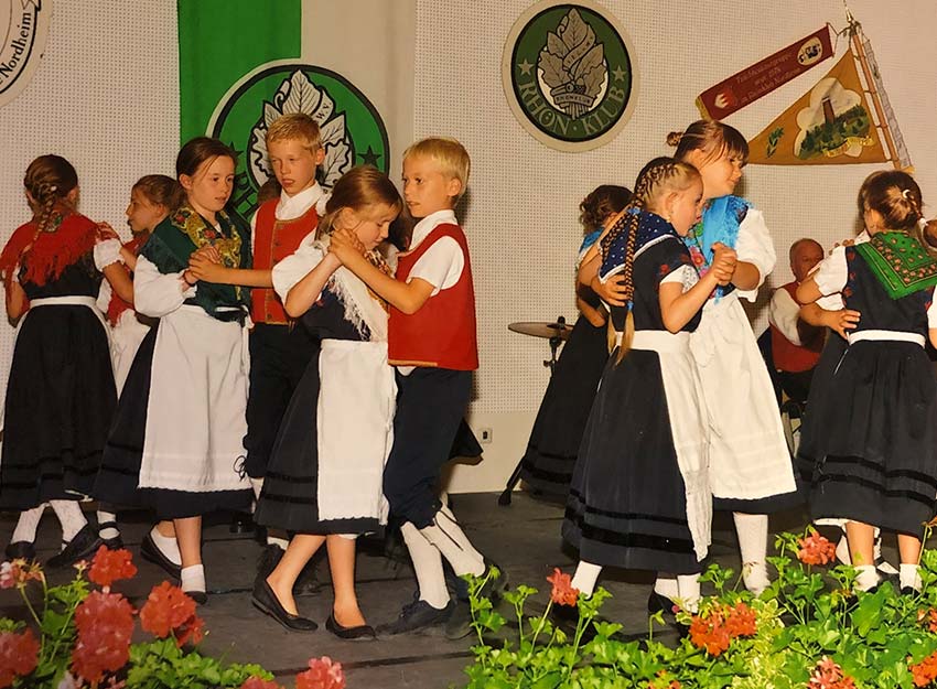 Rhoenklub-Zweigverein-Rother-Kuppe_Kindertrachtengruppe-2015-Nordheim1