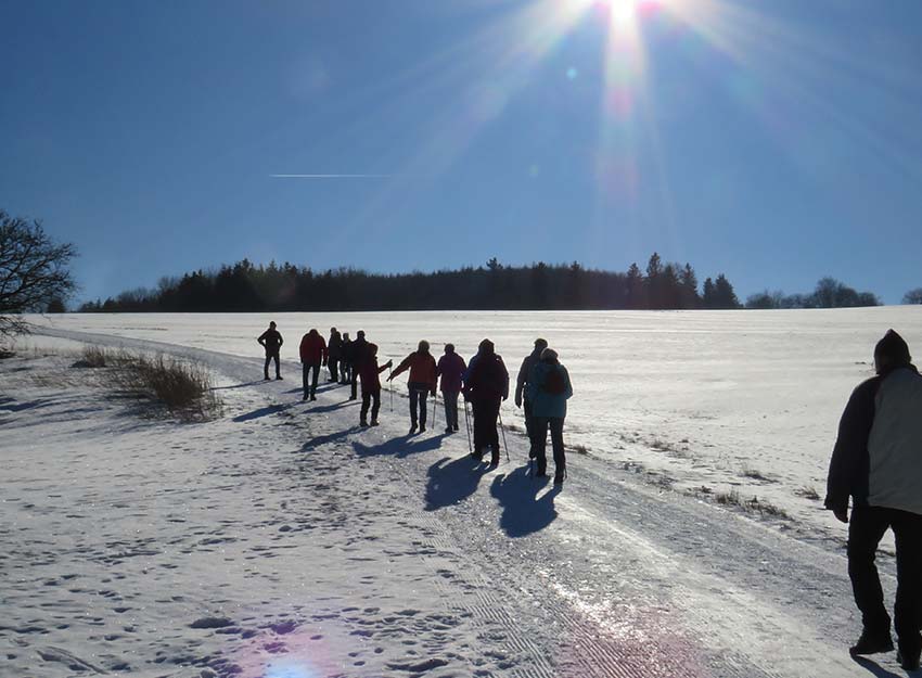 Gruppe Wanderer auf freiem Feld im Schnee