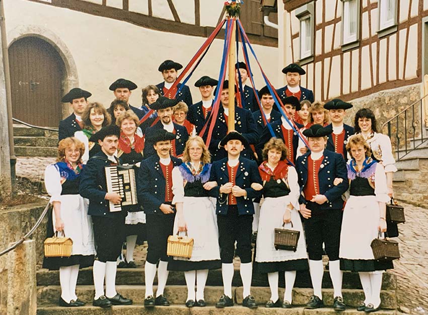 Rhoenklub-Zweigverein-Rother-Kuppe_Website-Trachtentanzgruppe_1983-Baendertanz