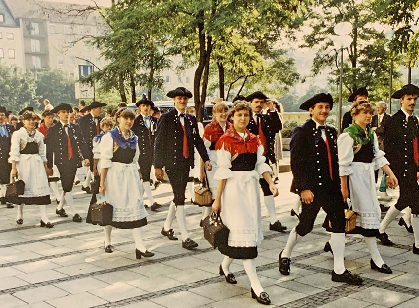 Rhoenklub-Zweigverein-Rother-Kuppe_Website-Trachtentanzgruppe_1983-Muenchen