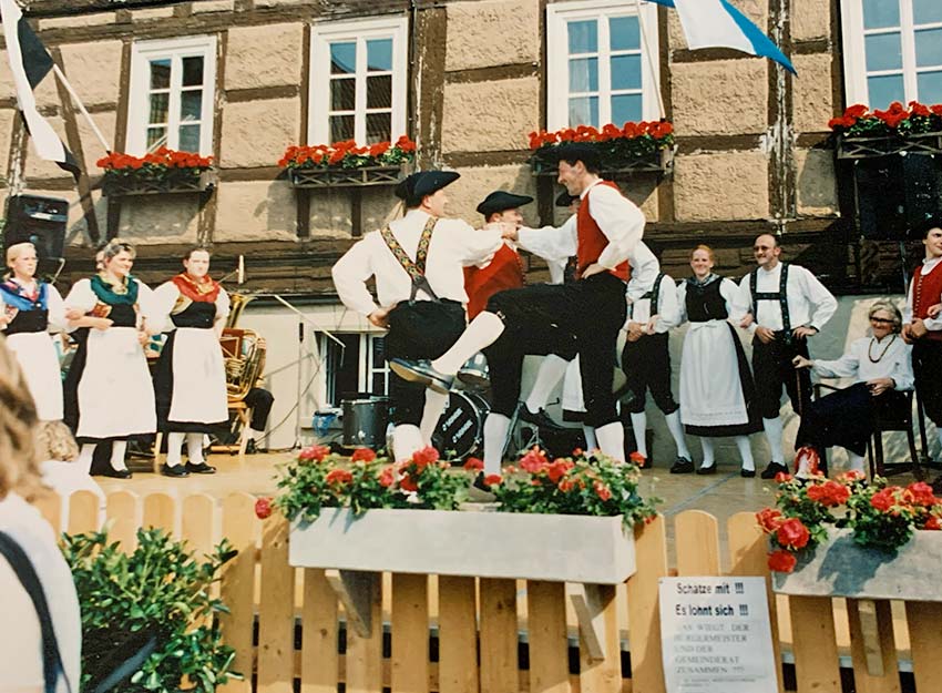 Rhoenklub-Zweigverein-Rother-Kuppe_Website-Trachtentanzgruppe_1999-Dorffest-Nordheim