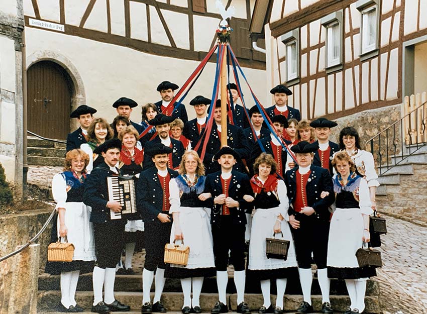 Rhoenklub-Zweigverein-Rother-Kuppe_Website-Trachtentanzgruppe_1984-Baendertanz
