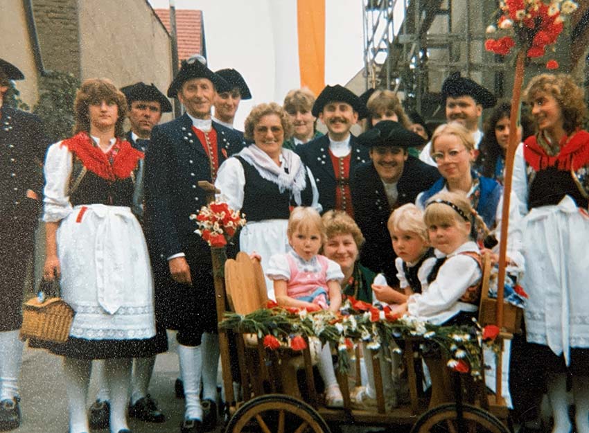 Rhoenklub-Zweigverein-Rother-Kuppe_Website-Trachtentanzgruppe_1987-Umzug-Euerbach