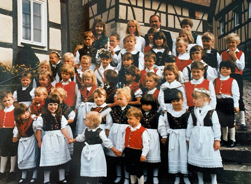 Rhoenklub-Zweigverein-Rother-Kuppe_Website-Trachtentanzgruppe_1989-Kids-Gruendung