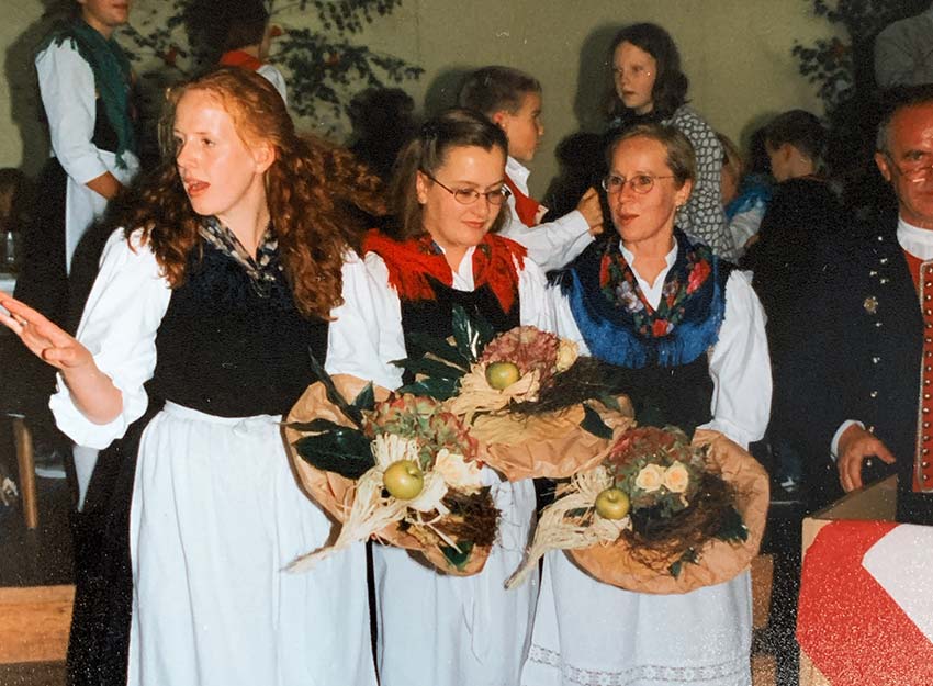 Rhoenklub-Zweigverein-Rother-Kuppe_Website-Trachtentanzgruppe_1993-Trainerinnen