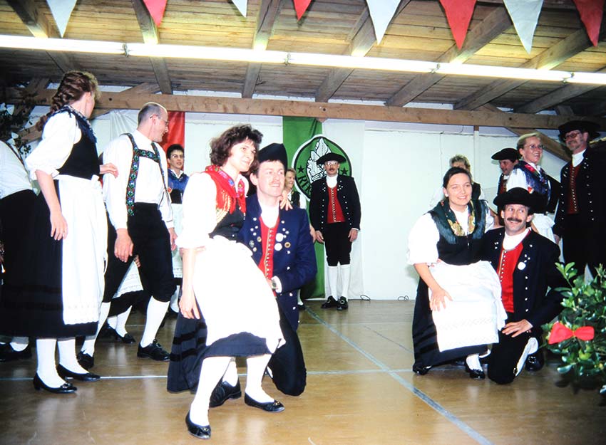 Rhoenklub-Zweigverein-Rother-Kuppe_Website-Trachtentanzgruppe_1998-Jahre-Tanzgruppe