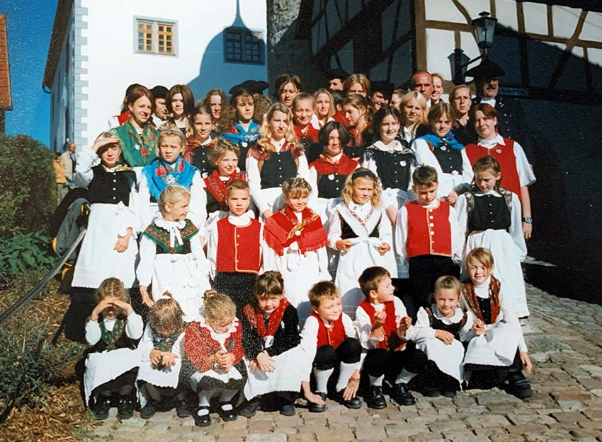 Rhoenklub-Zweigverein-Rother-Kuppe_Website-Trachtentanzgruppe_1999-10-Jaehriges-Jubilaeum