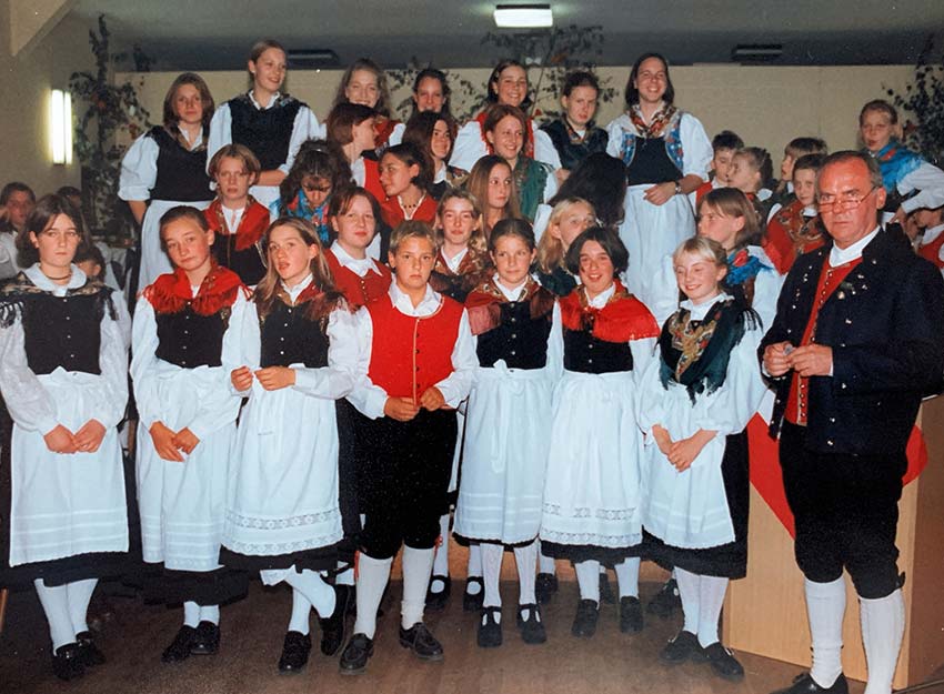 Rhoenklub-Zweigverein-Rother-Kuppe_Website-Trachtentanzgruppe_1999-Fraenkischer-Hof