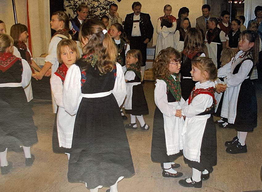 Rhoenklub-Zweigverein-Rother-Kuppe_Website-Trachtentanzgruppe_2009-Kids-Jubilaeum