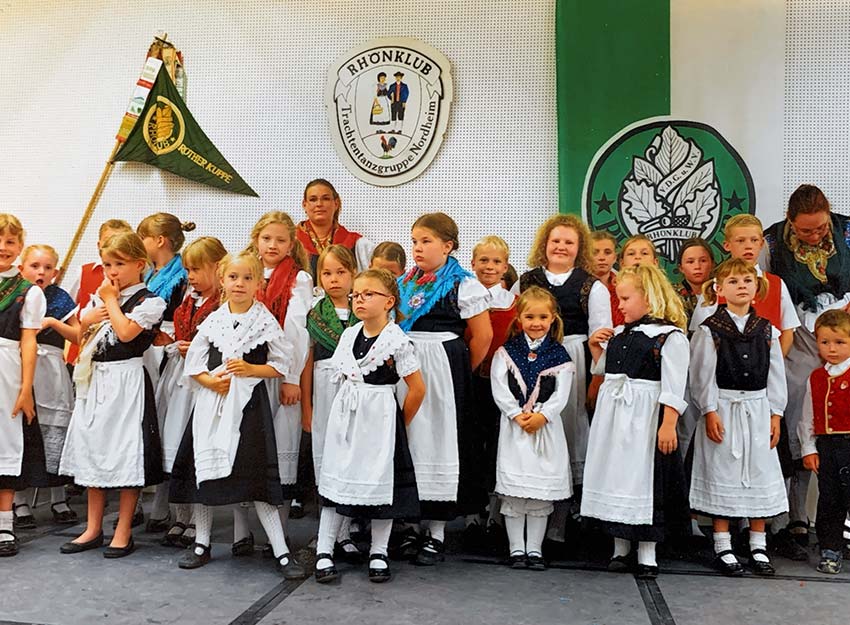 Rhoenklub-Zweigverein-Rother-Kuppe_Website-Trachtentanzgruppe_2015-25Jahre