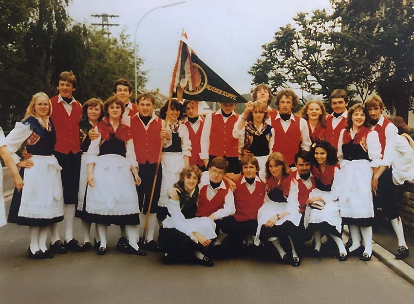 Rhoenklub-Zweigverein-Rother-Kuppe_Website-Trachtentanzgruppe_1983-Bezirkstrachtenfest
